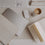 Creme Schreibtischunterlage mit Herz, Laptop, Maus und Notizbuch im minimalistischen Workspace