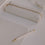 Detail creme Schreibtischunterlage mit Herz-Prägung, Stift und Federmäppchen in hellem Design