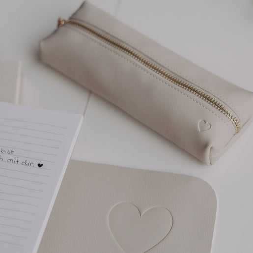 Federtasche taupe mit Herzprägung und goldenem Reißverschluss von Eulenschnitt auf Schreibtisch mit Notizbuch
