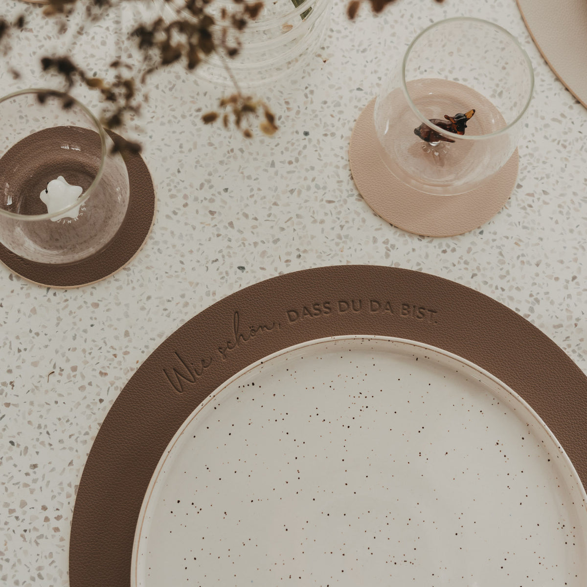 Braunes Platzset „Wie schön, dass du da bist“ mit Teller und Untersetzern in Beige und Braun