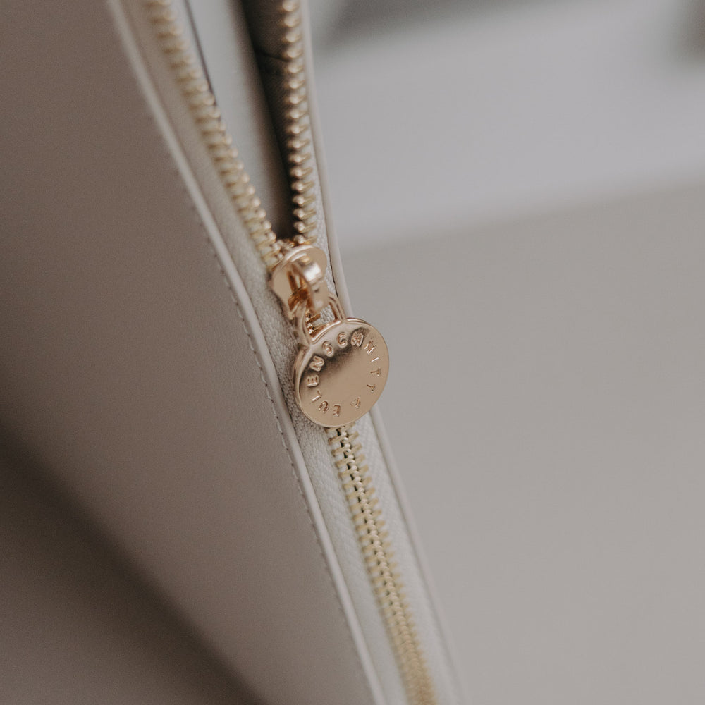 Nahaufnahme goldfarbener Reißverschluss der Laptophülle Taupe mit Eulenschnitt Zipper