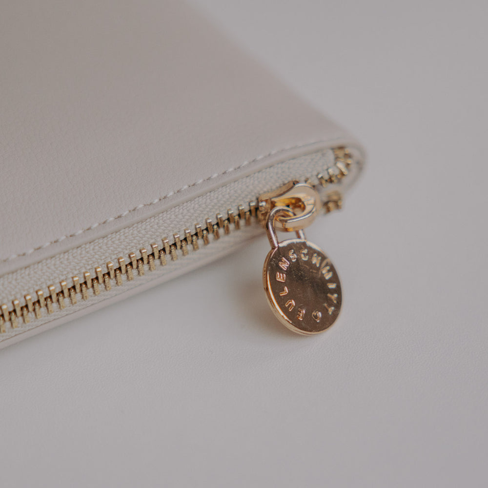 Detailaufnahme goldfarbener Reißverschluss der taupefarbenen Laptophülle mit Eulenschnitt Zipper