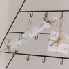 Verpacktes Geschenk mit Nummer 21 am Adventskalender Tanne befestigt.