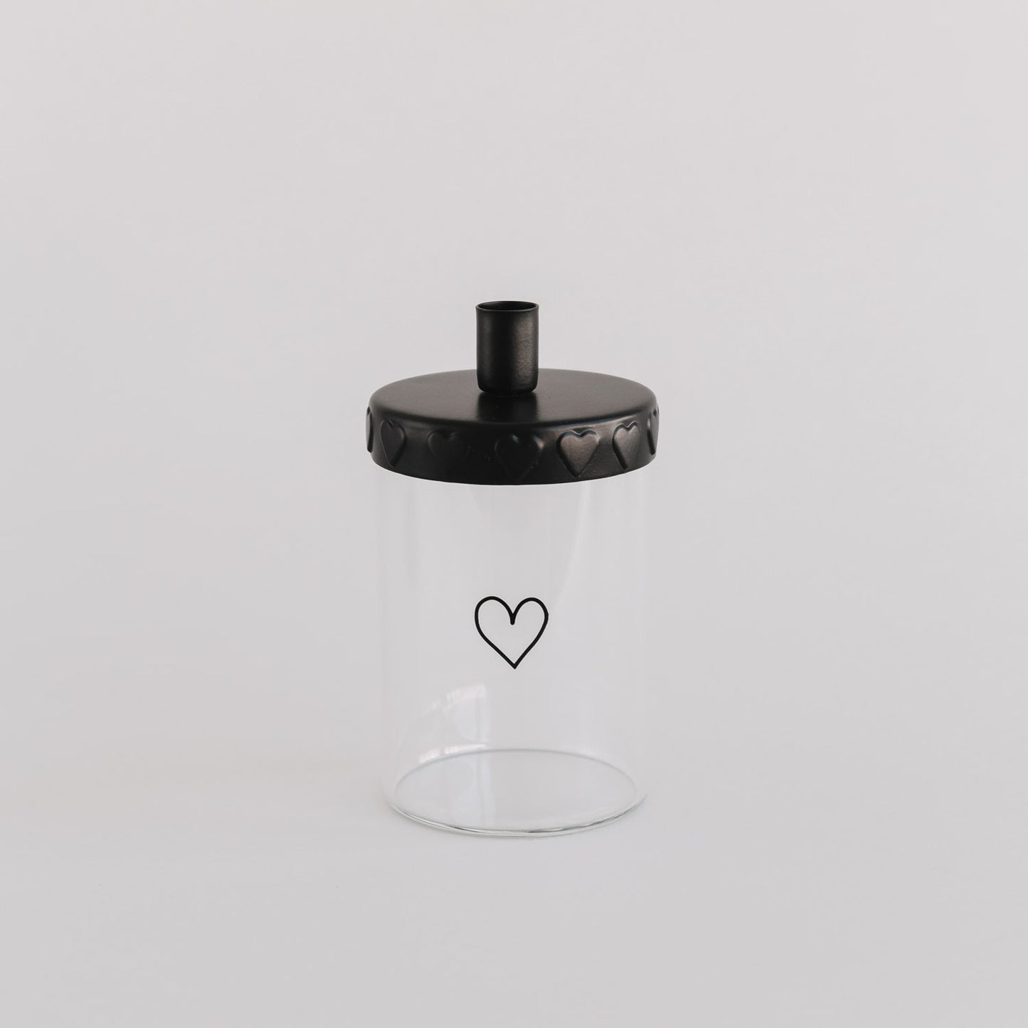 Deckel auf Glas mit Herzmotiv:
Kerzenhalter aus Metall auf Mini-Vorratsglas mit schwarzen Herzen