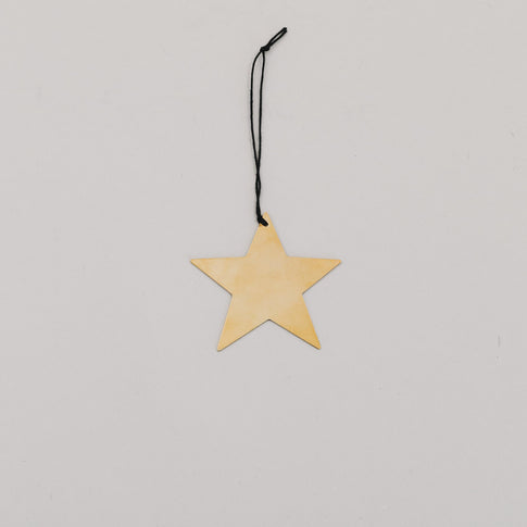 Goldener Metallstern mit schwarzem Band auf hellem Hintergrund – minimalistischer Dekoanhänger im Set.