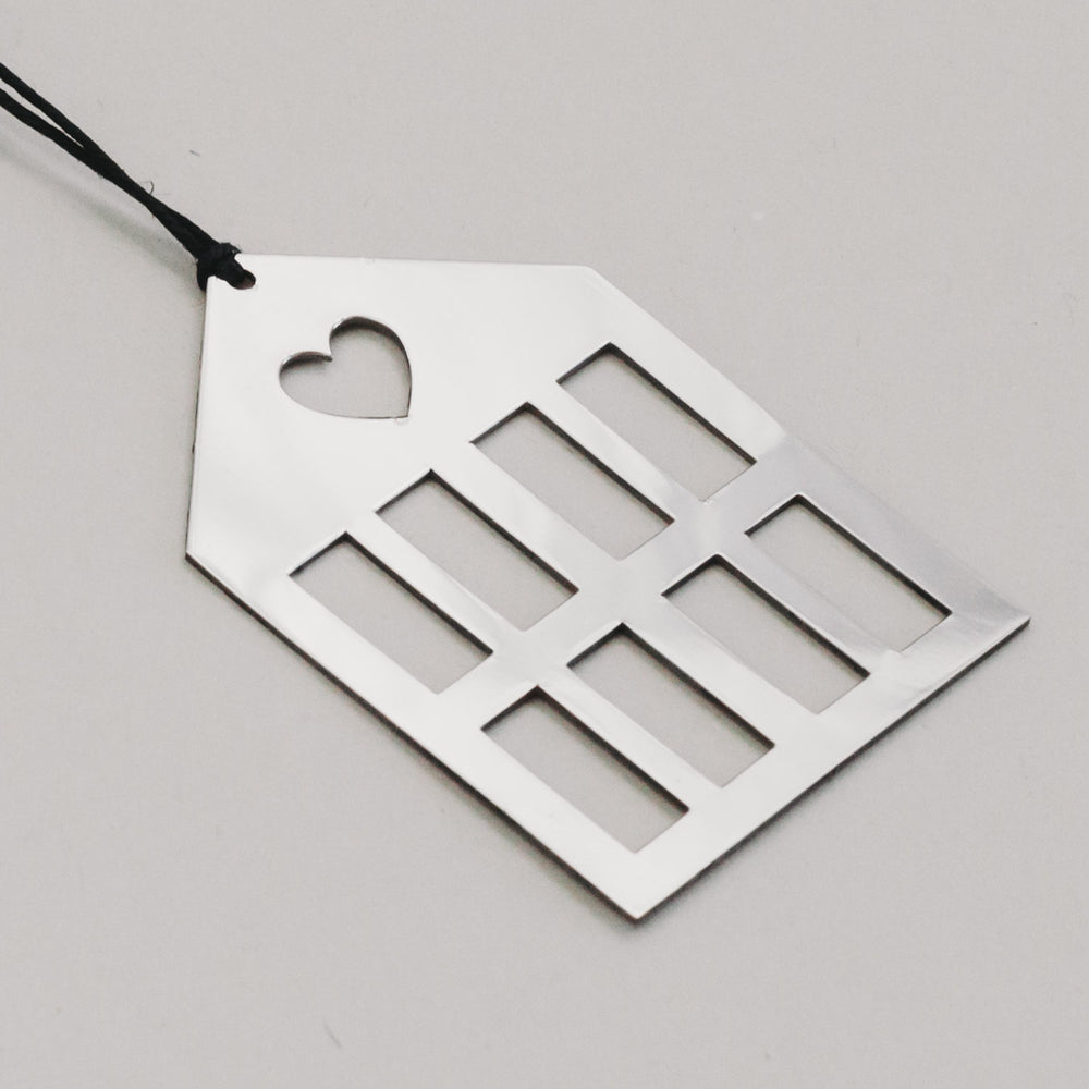 Detailaufnahme vom silbernen Metallhaus mit schwarzer Schnur, zeigt reflektierende Oberfläche.