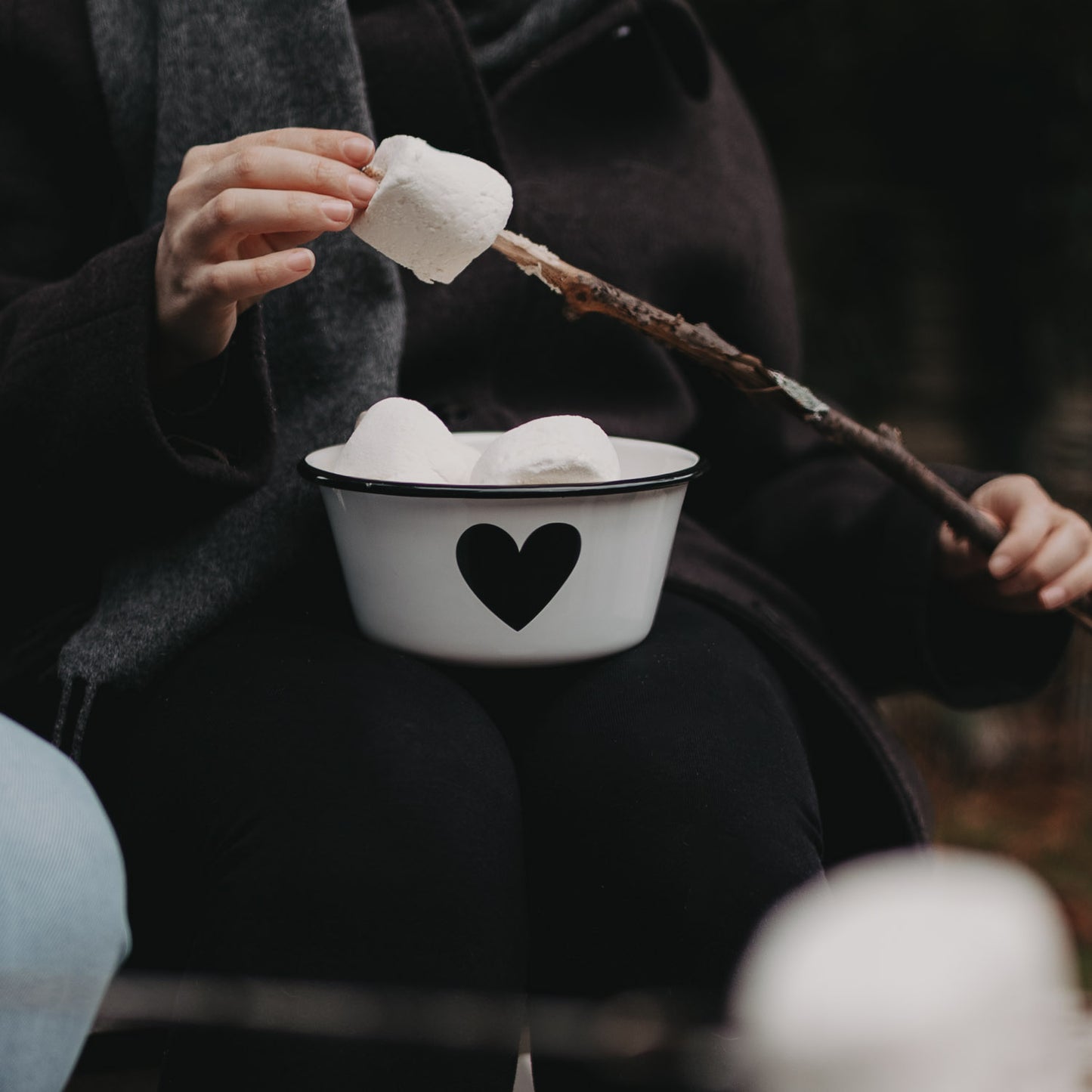 Emaille Schale Herz mit Marshmallows auf dem Schoß, beim Rösten am Lagerfeuer – stimmungsvoll und robust.