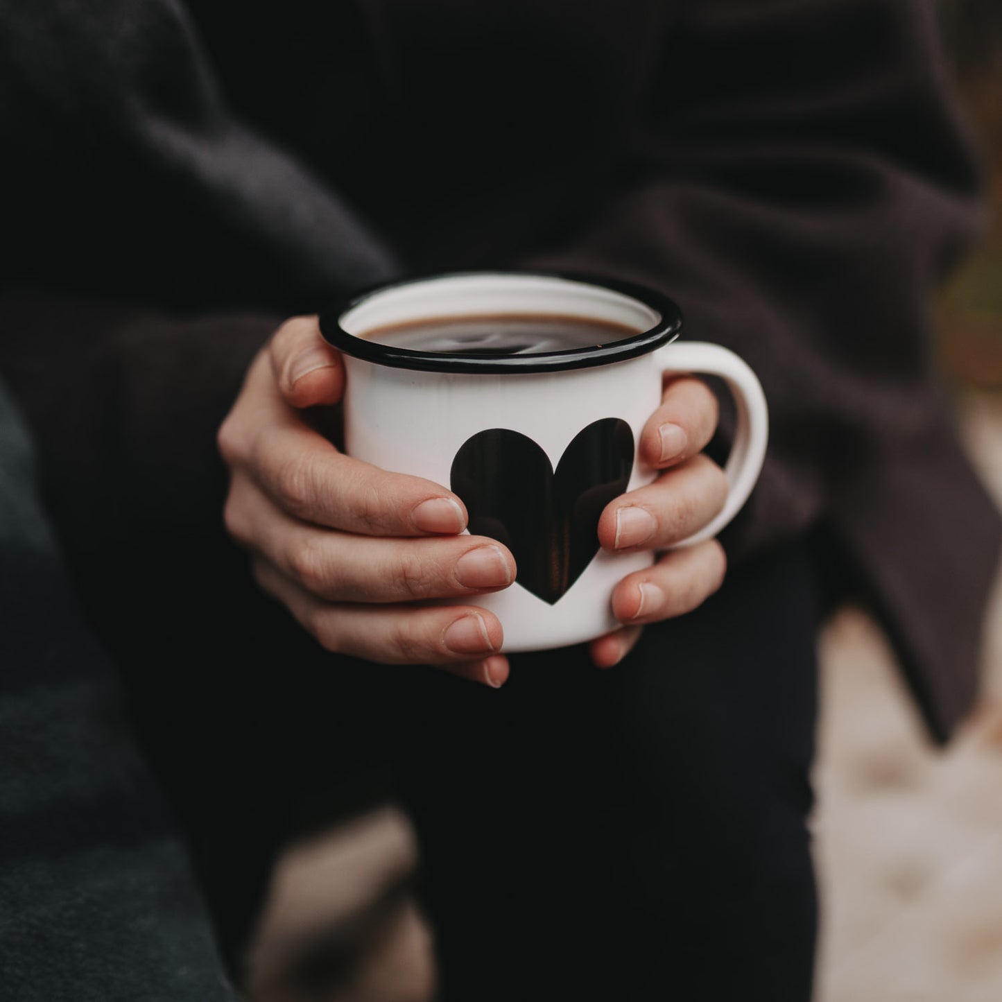 Emaille Tasse Herz wird mit beiden Händen gehalten – Wärme und Gemütlichkeit für kalte Tage.