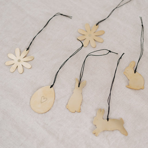 Sechsteiliges Set goldener Metallanhänger – Blumen und Hasen für Osterdeko.