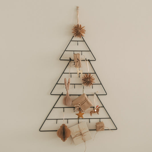 Adventskalender Tanne klein aus Metall, dekoriert mit Geschenken und Anhängern im natürlichen Weihnachtsstil