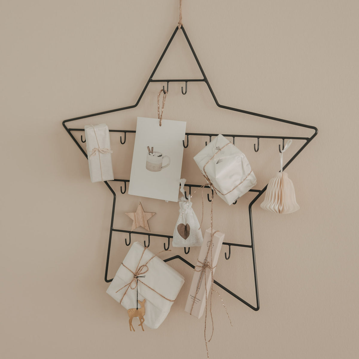 Kleiner Metall Adventskalender Stern zum Befüllen, dekoriert mit Geschenken und weihnachtlichen Anhängern
