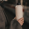Cremefarbene Trinkflasche Herz 500 ml  mit schwarzem Schraubverschluss und geprägtem Herzmotiv