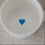 Innenansicht einer weißen Tasse mit kleinem hellblauen Herz am Boden