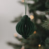 Hängender Papieranhänger in Dunkelgrün am Weihnachtsbaum – eleganter Blickfang im Weihnachtsgrün.