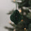 Hängender Papieranhänger in Dunkelgrün am Weihnachtsbaum – eleganter Blickfang im Weihnachtsgrün.