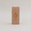 Braunes Papieranhänger Set in dekorativer Produktverpackung mit gezeichneter Anhänger-Silhouette, 8 × 10 cm.