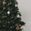 Papieranhänger in Weiß, Dunkelgrün und Braun am Weihnachtsbaum – modernes Farbkonzept zur Adventszeit