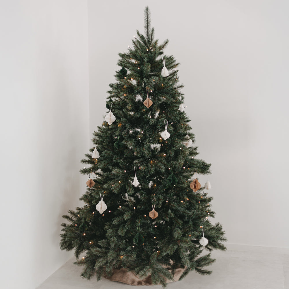 Komplett geschmückter Weihnachtsbaum mit nachhaltigem Christbaumschmuck.