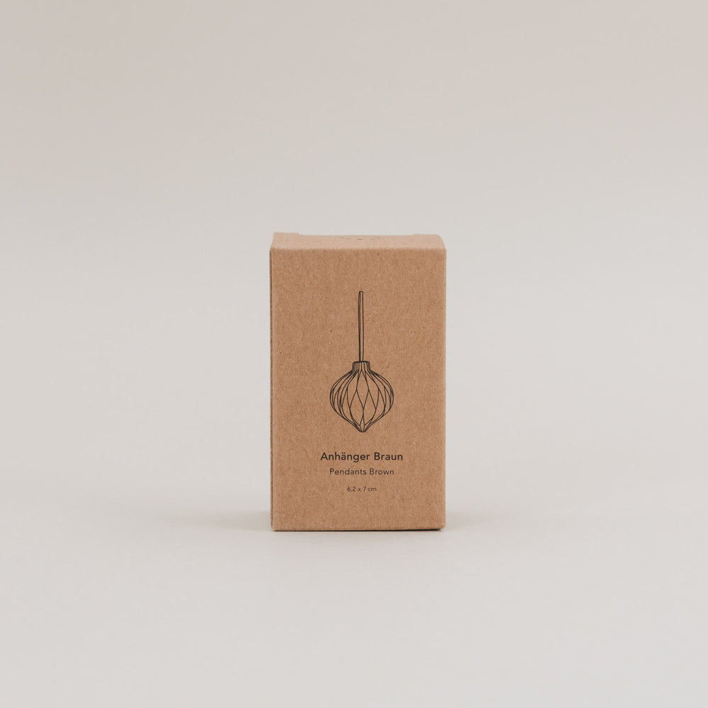 Verpackung der braunen Papieranhänger mit gezeichneter Produktansicht vorne.