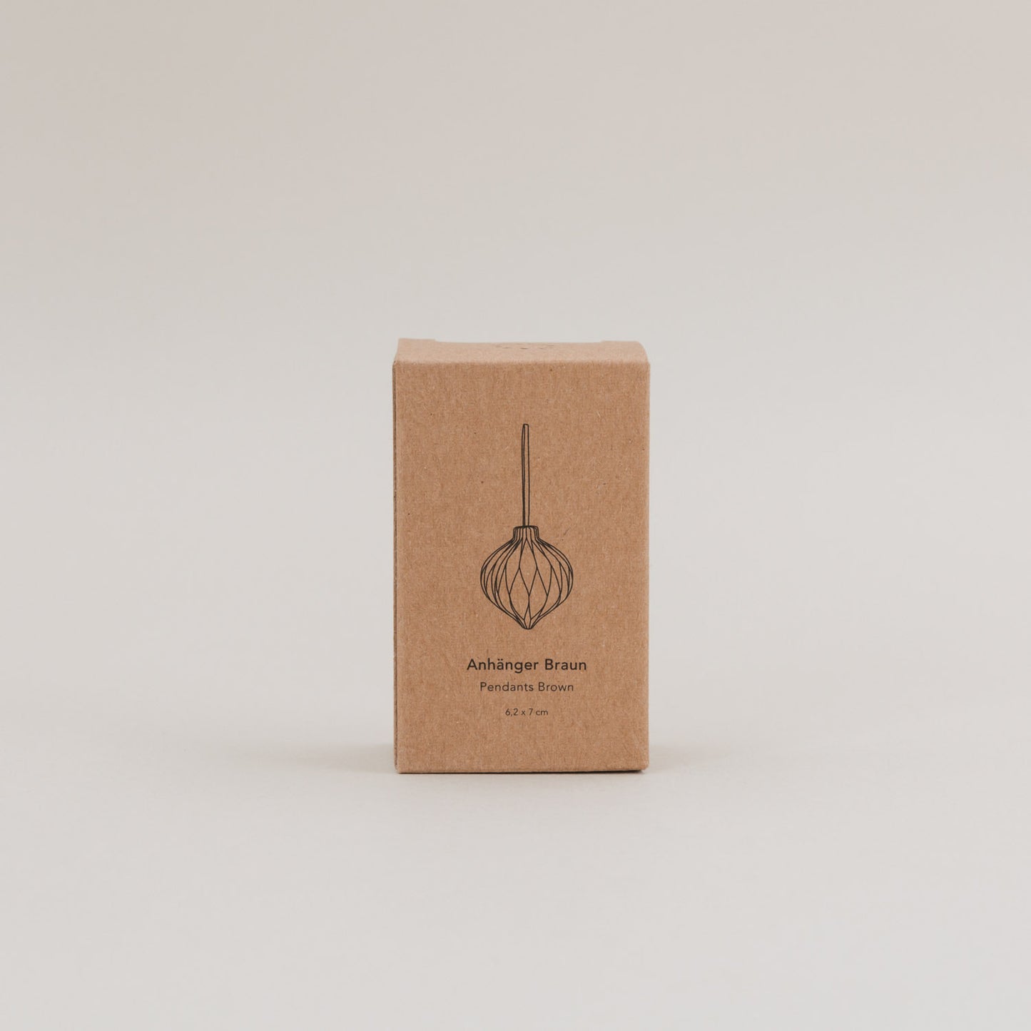 Verpackung der braunen Papieranhänger mit gezeichneter Produktansicht vorne.