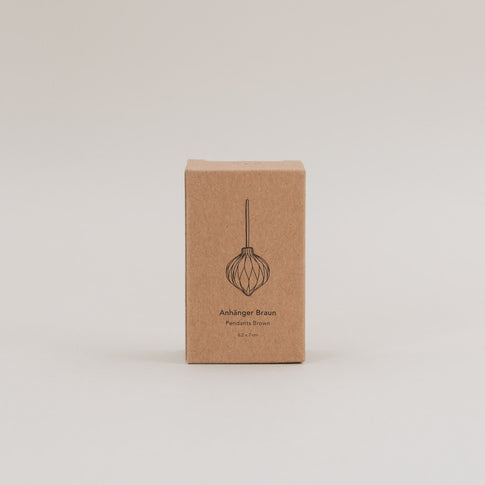 Verpackung der braunen Papieranhänger mit gezeichneter Produktansicht vorne.