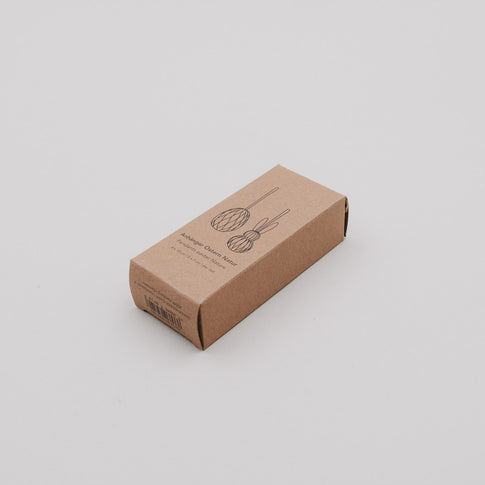 Verpackung des Papieranhänger-Ostern-Sets in Naturtönen mit Ei- und Hasenmotiv.