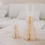 Beige Papierhasen im Honeycomb-Look auf Tischdeko vor hellem Sofa, Osterdeko modern arrangiert.“
