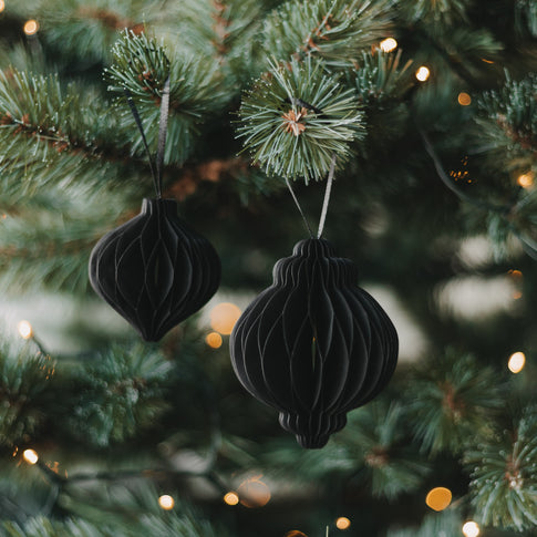 Zwei schwarze Papieranhänger in Kugelform als stilvoller Christbaumschmuck