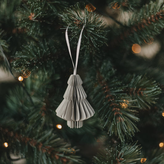 Grauer Papierbaum aus Papier als stilvoller Christbaumschmuck am Tannenzweig