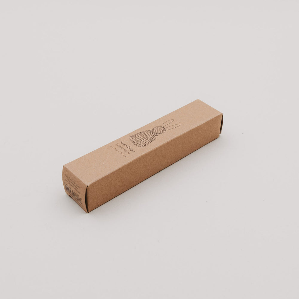 Kartonverpackung des naturfarbenen Papierhasen-3er-Sets von Eulenschnitt auf hellem Hintergrund.