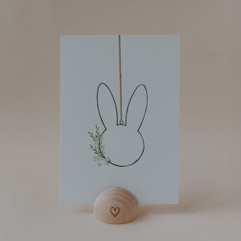 Aquarell-Osterkarte mit Hasenkopf und floralem Kranz im Holz-Kartenhalter.