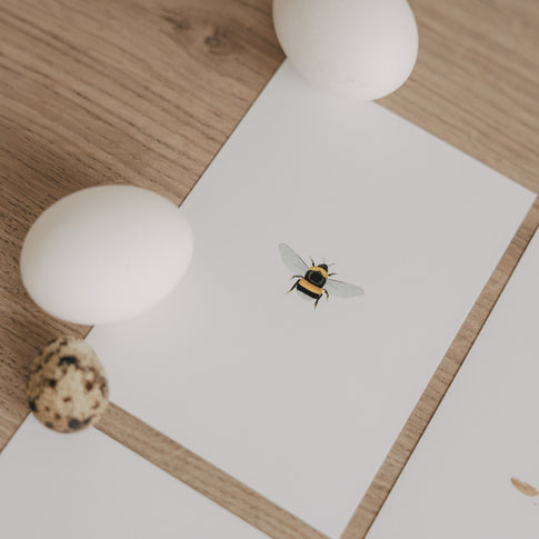 Aquarellkarte mit Bienenmotiv, dekoriert mit Eiern und Wachtelei.