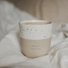 Keramikbecher „Hello New Day“ in Beige und Weiß mit Herz, gefüllt mit Kaffee