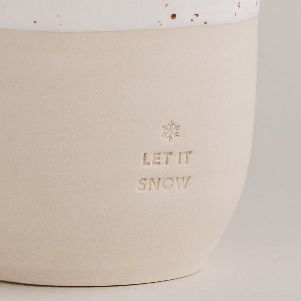 Handgefertigter Becher „Let it Snow“ in Beige mit Keramikstruktur