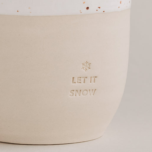 Handgefertigter Becher „Let it Snow“ in Beige mit Keramikstruktur