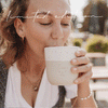 GIF mit Frau in Tracht, die aus einem Becher mit Gravur „I mog di“ trinkt – limited Edition von Eulenschnitt.