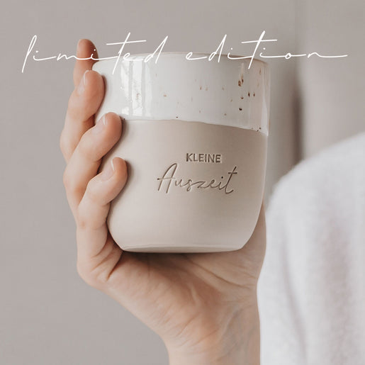 Nahaufnahme des Keramikbechers „Kleine Auszeit“ mit heller Glasur – Limited Edition.