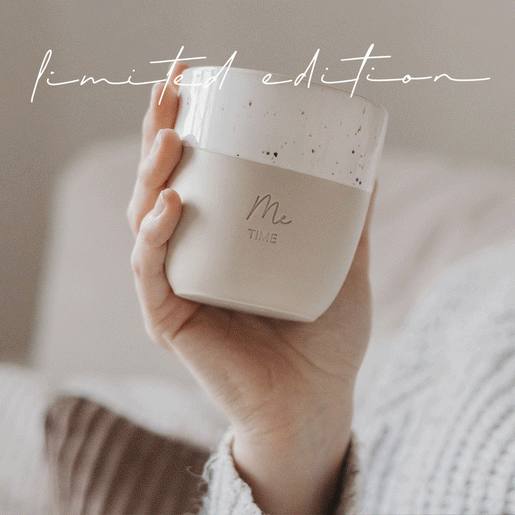 Me Time Keramikbecher in der Hand, Limited Edition von Eulenschnitt, langsam rotierende Produktansicht als GIF.