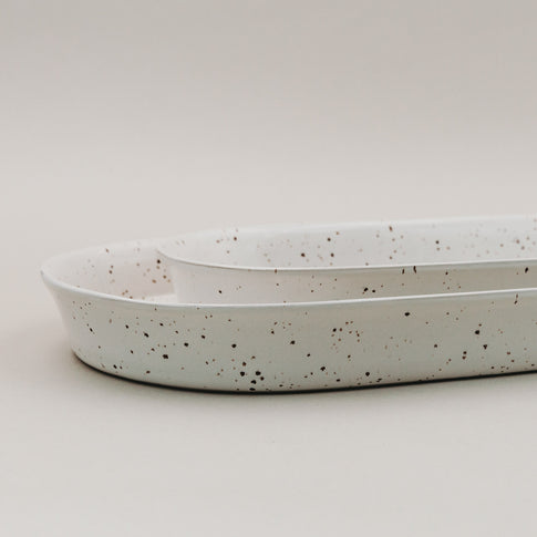 Seitliche Ansicht zweier ineinandergelegter Calma Servierschalen