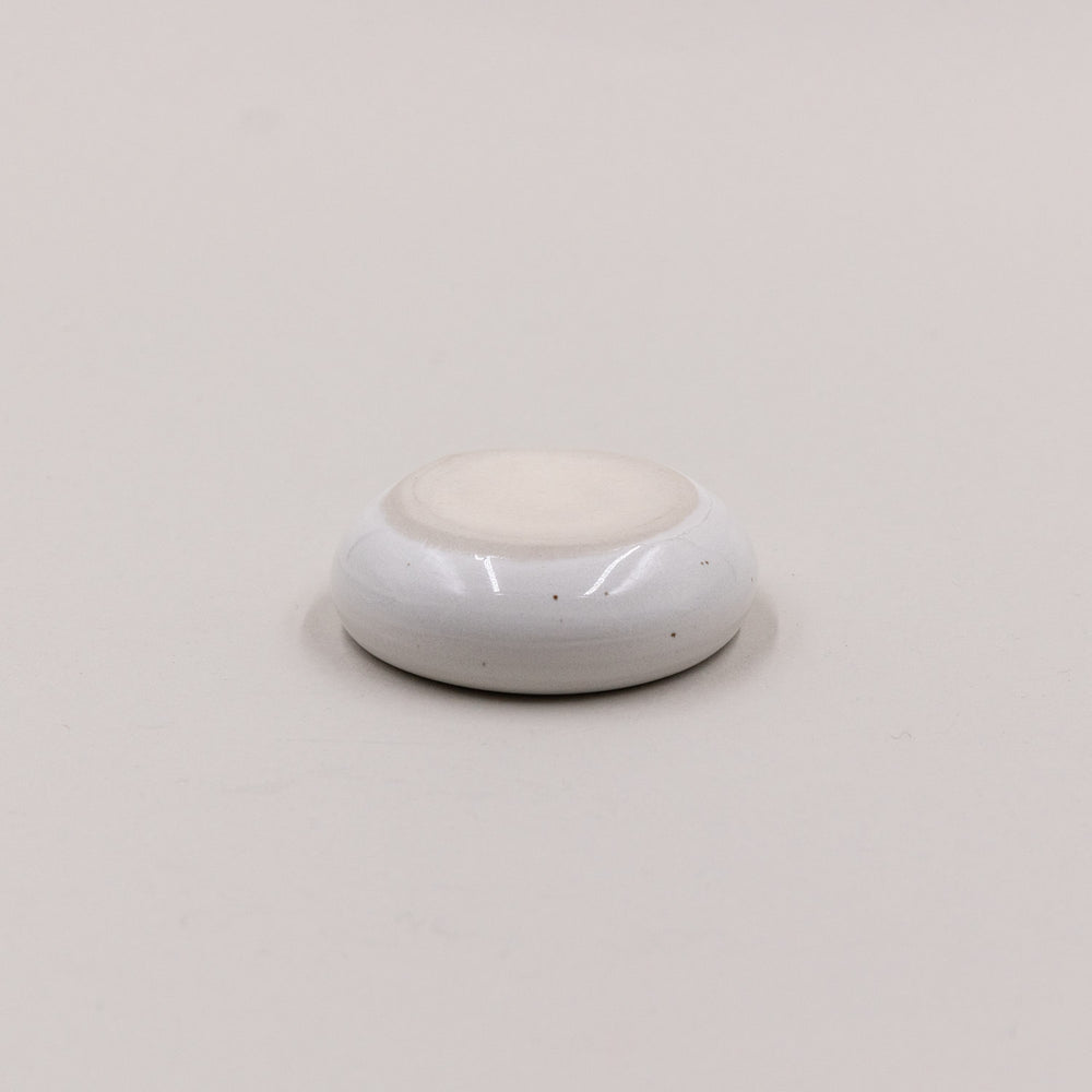 Unterseite des Eierbechers Calma – handgemachte Optik mit unglasierter Standfläche für stabilen Halt.