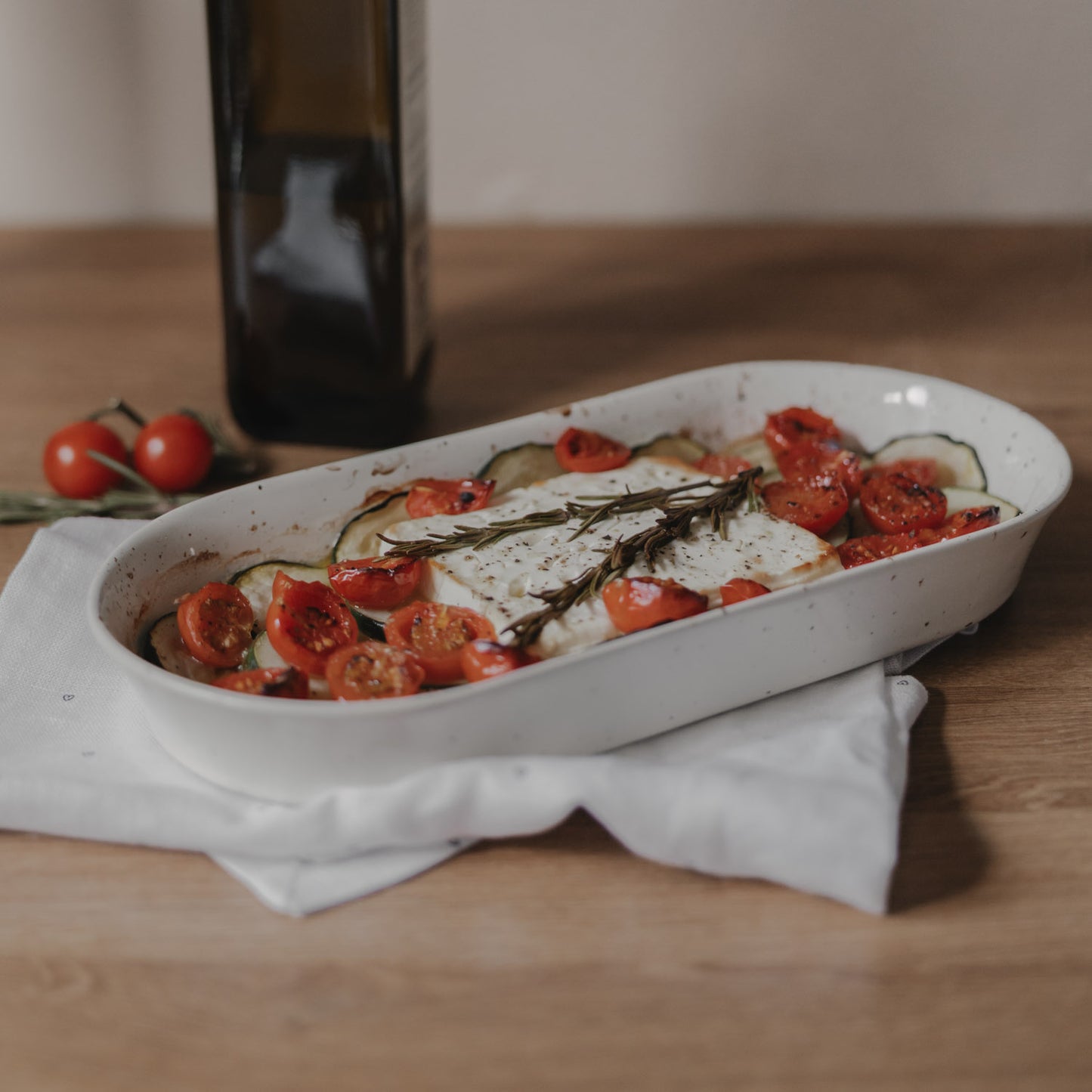 Servierschale Calma klein mit überbackenem Feta, Zucchini, Tomaten und Rosmarin als Ofengericht