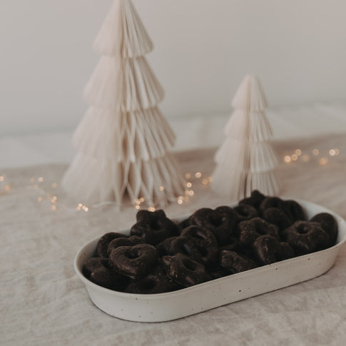 Servierschale Calma klein gefüllt mit Schokolebkuchenherzen als festliche Dekoschale zu Weihnachten
