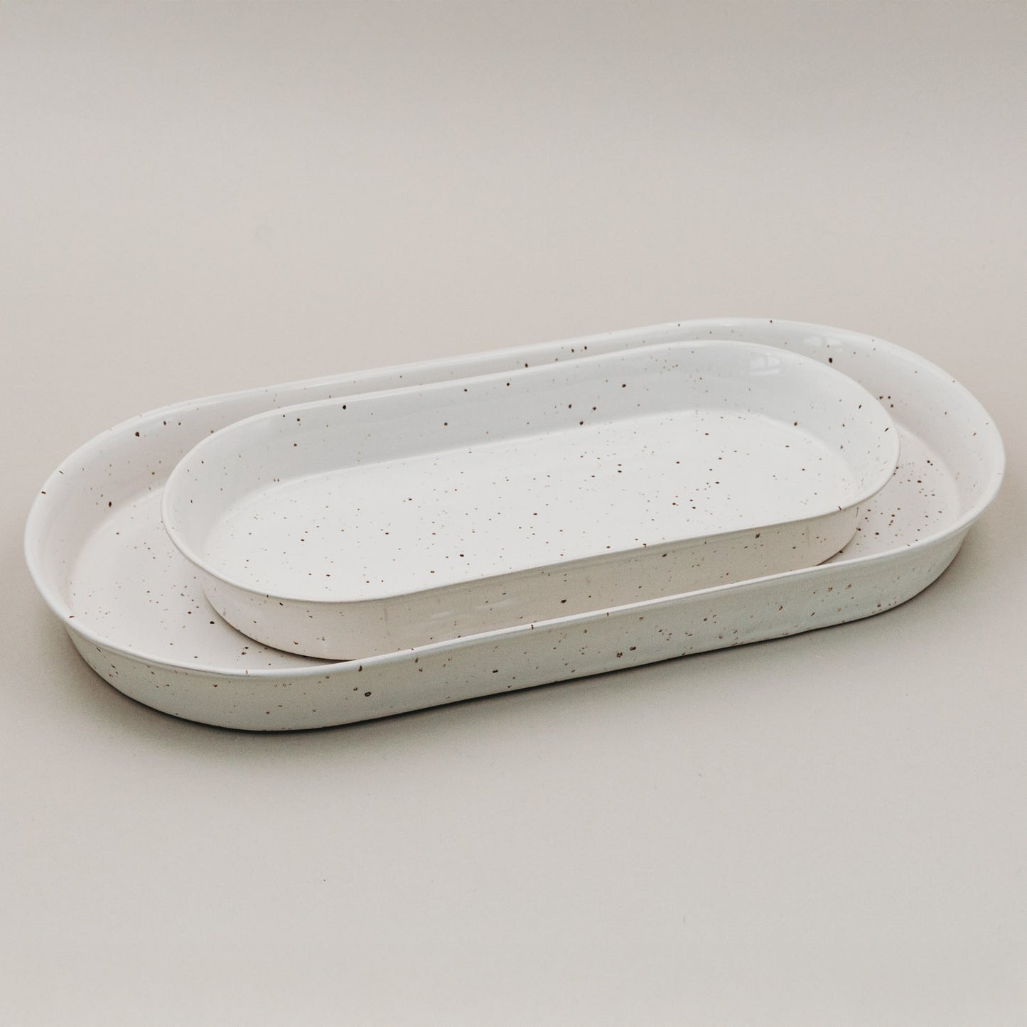 Zwei ovale Servierschalen Calma aus Steingut ineinander gestapelt in den Größen klein und groß