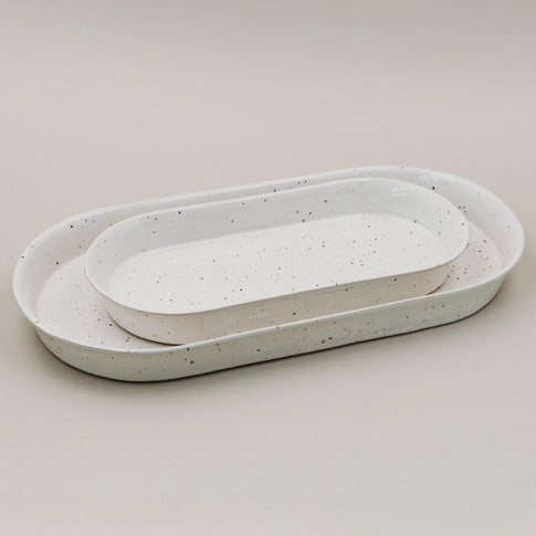 Zwei ovale Servierschalen Calma aus Steingut ineinander gestapelt in den Größen klein und groß