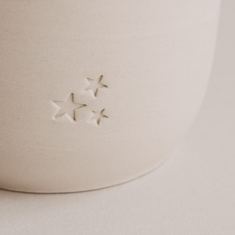 Detail Sternprägung auf Keramikbecher, dezentes Design in Beige und Weiß