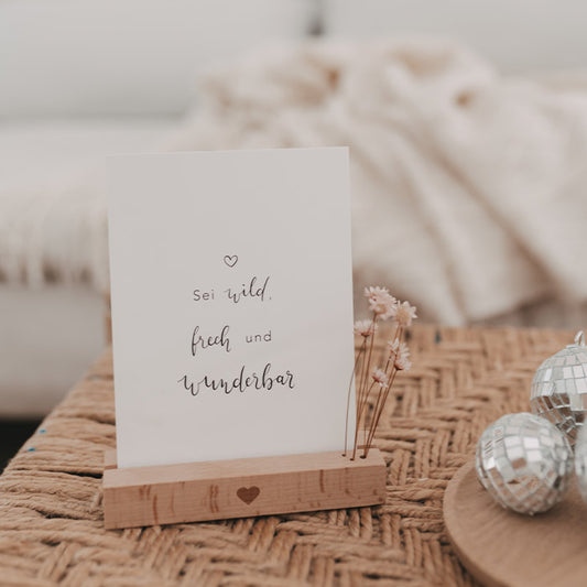 Blumenkartenständer aus Holz mit Herzgravur, Trockenblumen und Karte „Sei wild, frech und wunderbar“