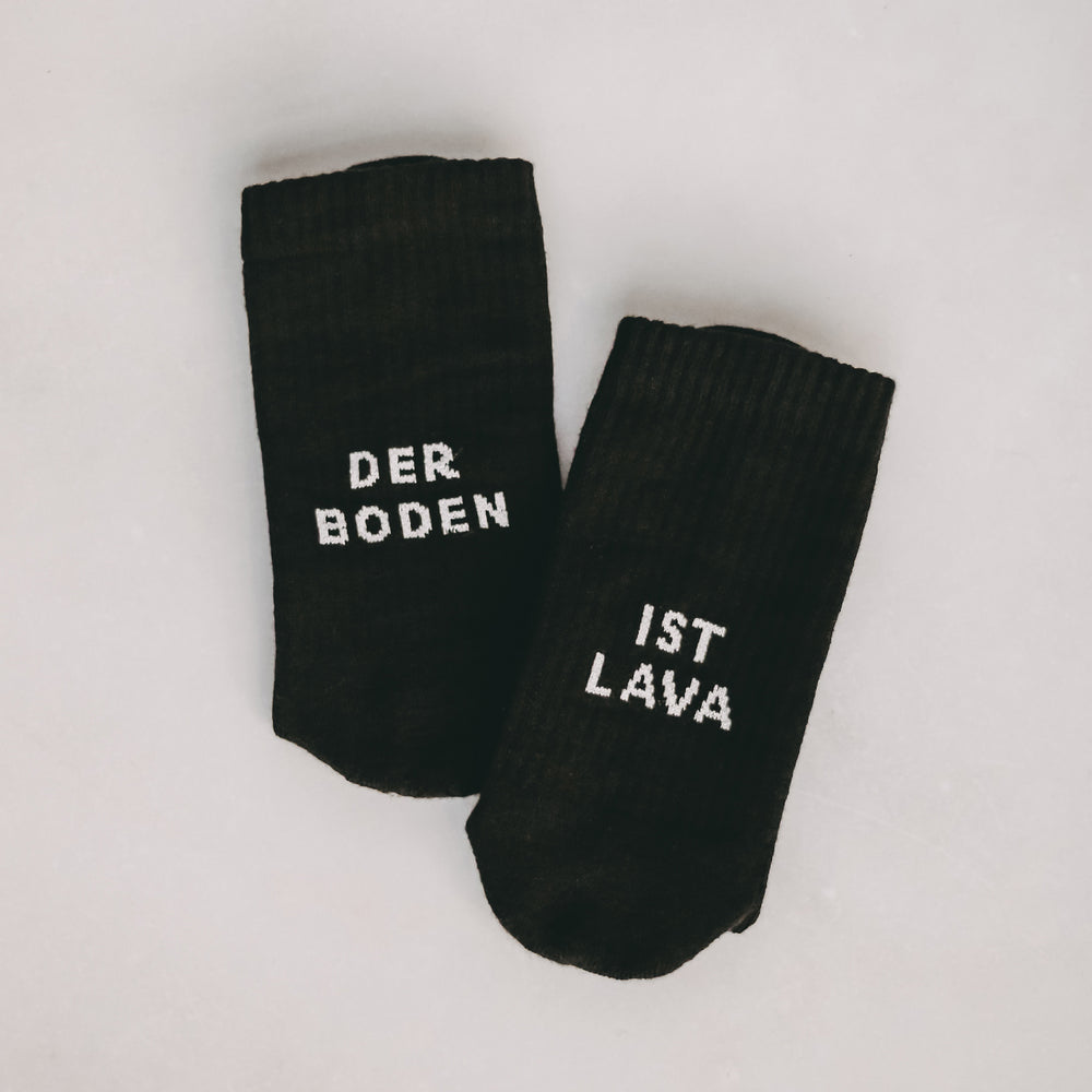 Socken Der Boden ist Lava schwarz | Eulenschnitt 