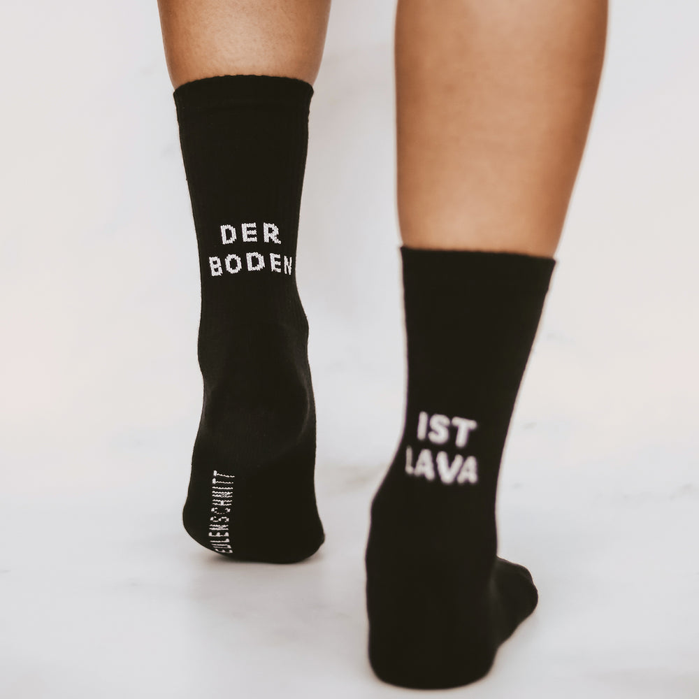Socken Der Boden ist Lava schwarz | Eulenschnitt 