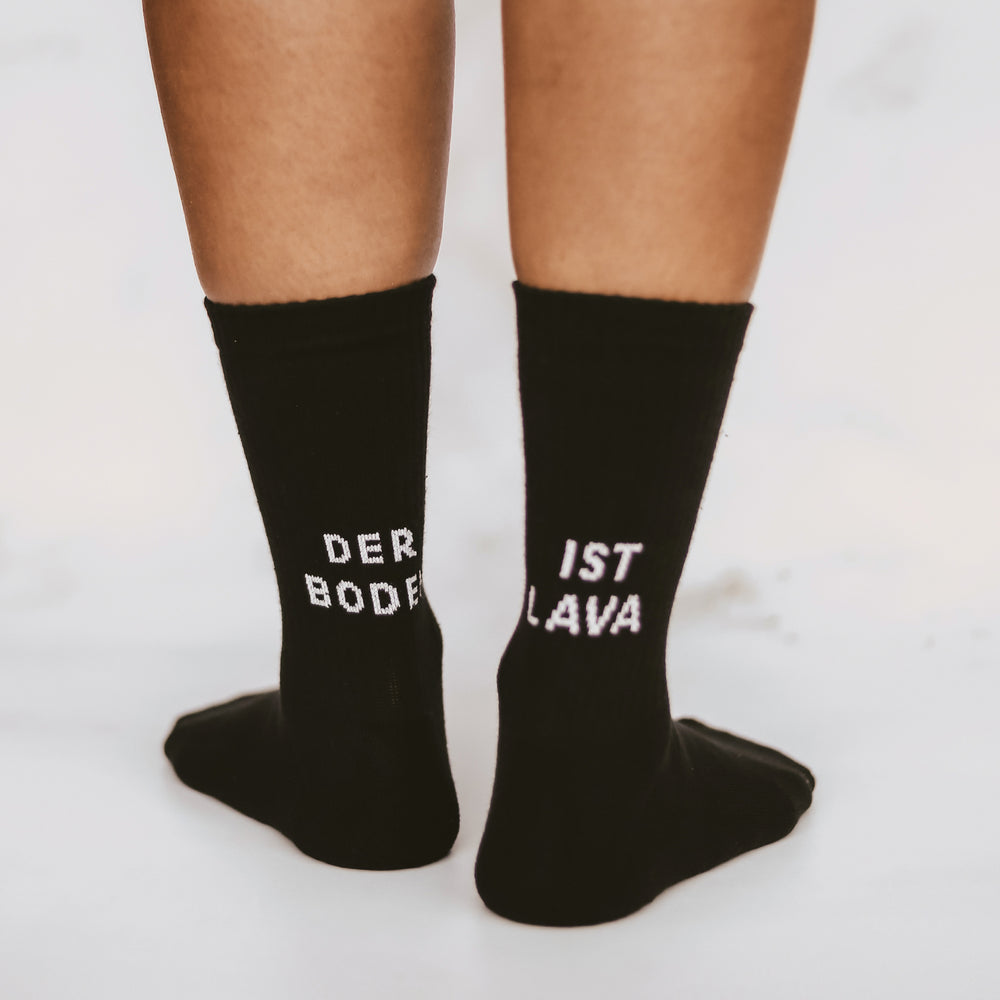 Socken Der Boden ist Lava schwarz | Eulenschnitt 