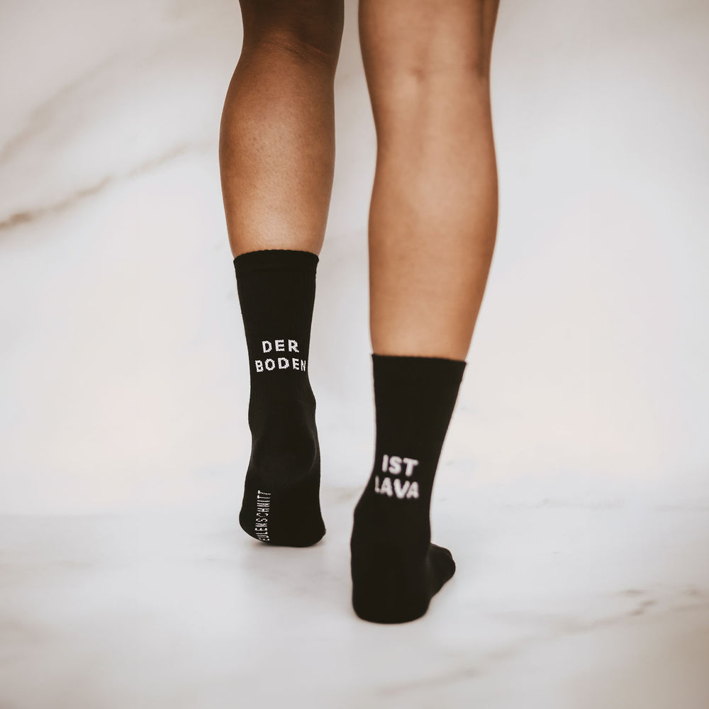 Socken Der Boden ist Lava schwarz | Eulenschnitt 